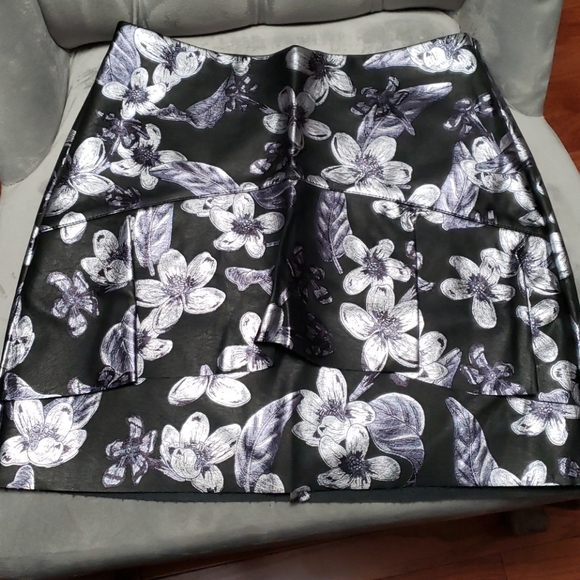 NWOT Zara floral faux leather mini skirt - Picture 3 of 4